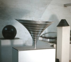 Martin Willing: Parabolkegel, 1991, Duraluminium (25-60 mm, L 8,1 m), gelasert, gebogen,vorgespannt, Edelstahlplatte, H 47 cm,  70 cm